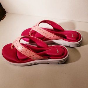 Woman's Nike comfort footbed thong sandals size 7